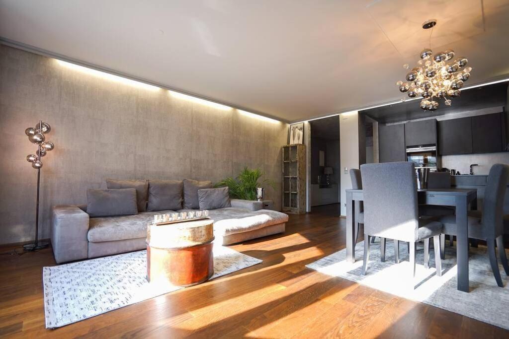 Stunning High-end 2 Bedroom Near Center *