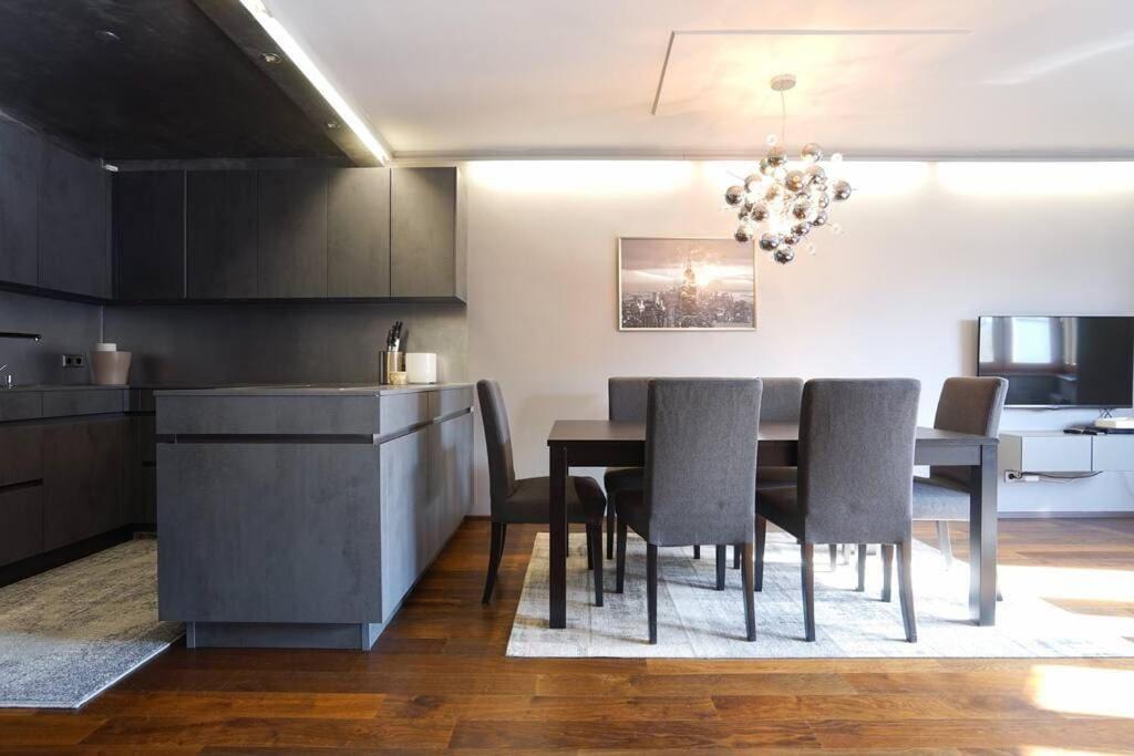 Stunning High-end 2 Bedroom Near Center Apartment *