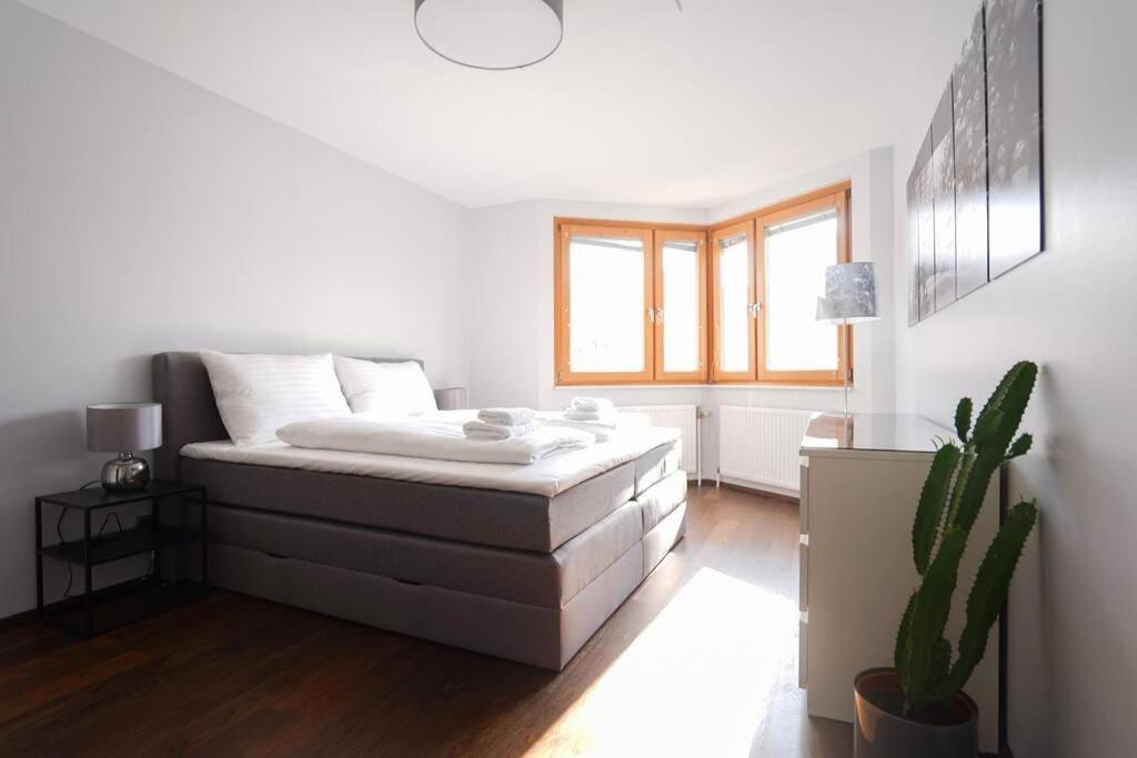 Stunning High-end 2 Bedroom Near Center *