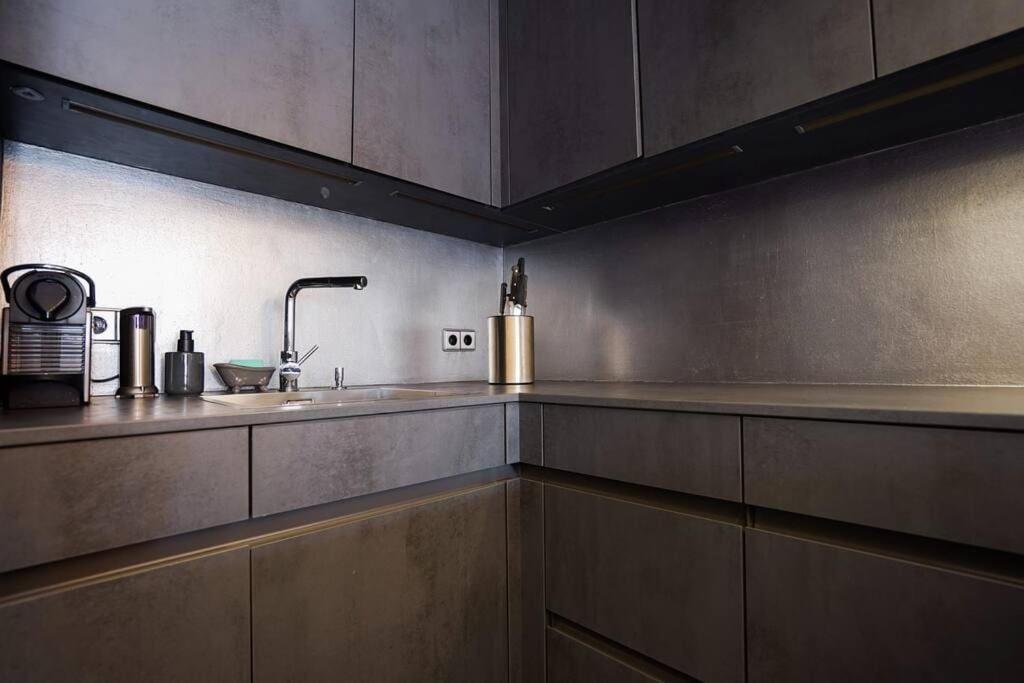 Stunning High-end 2 Bedroom Near Center Apartment *